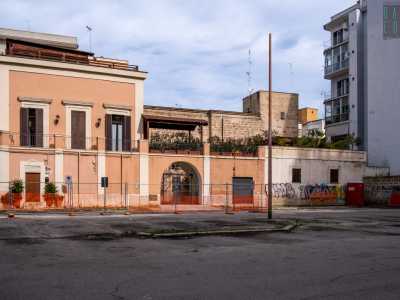Spostando il nostro sguardo sulla destra ecco un massiccio edificio di color salmone dall�aspetto ottocentesco. Dell�immobile, oggi abitato, non abbiamo molte informazioni: sappiamo per� che veniva chiamato Masseria Barbera 